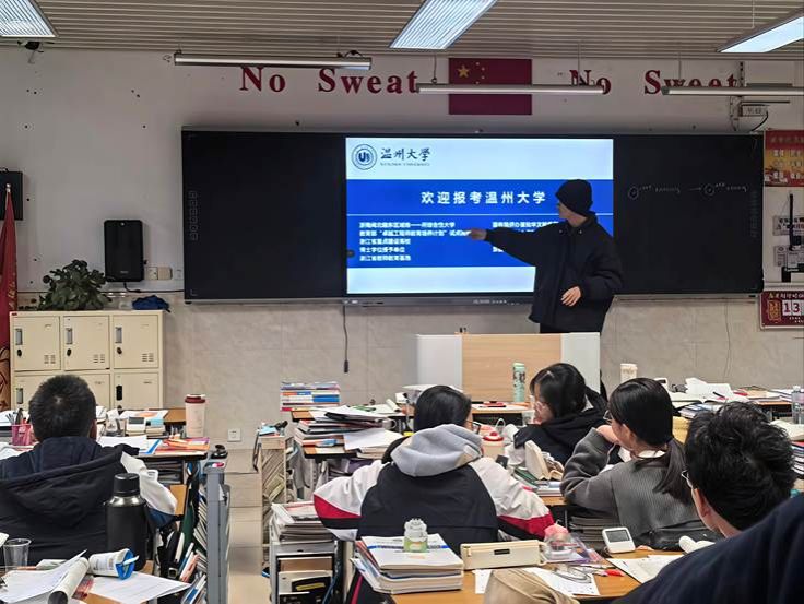 一群人坐在电脑前 AI 生成的内容可能不正确。